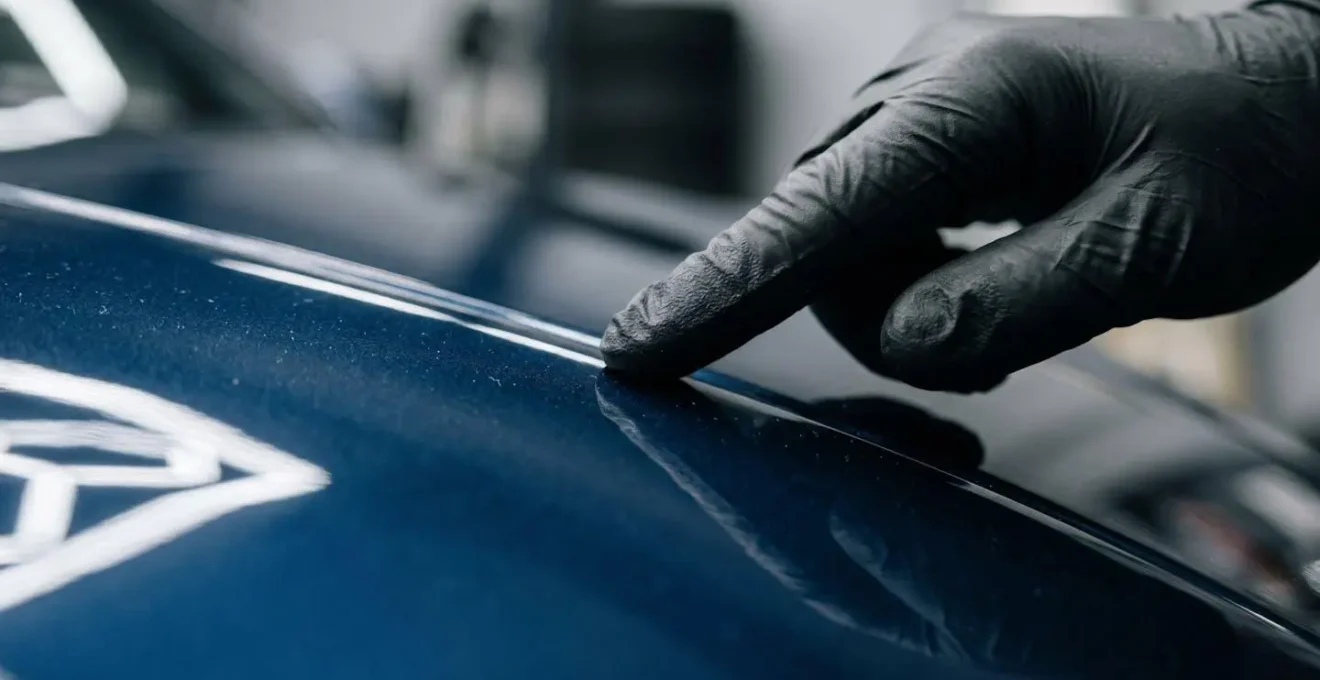 Expert automobile inspectant l'état d'un véhicule en fin de contrat de leasing