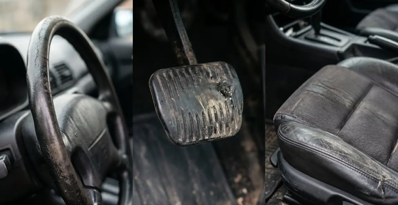 Gros plan sur l'usure caractéristique du volant et des pédales d'une voiture