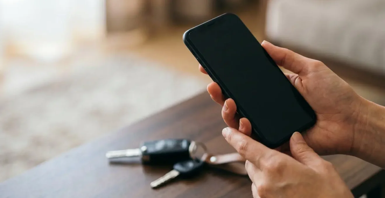 Mains tenant un smartphone pour effectuer un virement bancaire instantané